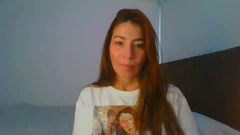 Snapshot of _violeta_white_ chatting on 01/10/25, 10:15 Violeta online show from 01/10/25, 10:15