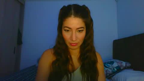 Snapshot of _violeta_white_ chatting on 01/21/25, 01:50 Violeta online show from 01/21/25, 01:50