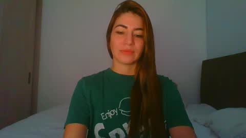 Snapshot of _violeta_white_ chatting on 02/14/25, 12:41 Violeta online show from 02/14/25, 12:41