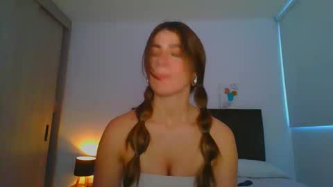 Snapshot of _violeta_white_ chatting on 02/19/25, 10:31 Violeta online show from 02/19/25, 10:31