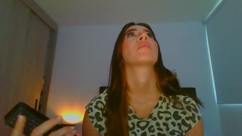Snapshot of _violeta_white_ chatting on 02/22/25, 10:09 Violeta online show from 02/22/25, 10:09