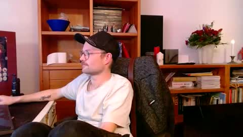 Snapshot of _whoisthatguy_ chatting on 01/16/26, 05:06 _whoisthatguy_ online show from 01/16/26, 05:06