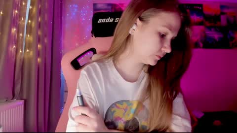 Snapshot of _witch__ chatting on 01/12/25, 08:04 Enni online show from 01/12/25, 08:04