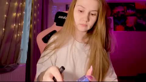 Snapshot of _witch__ chatting on 02/11/25, 07:33 Enni online show from 02/11/25, 07:33