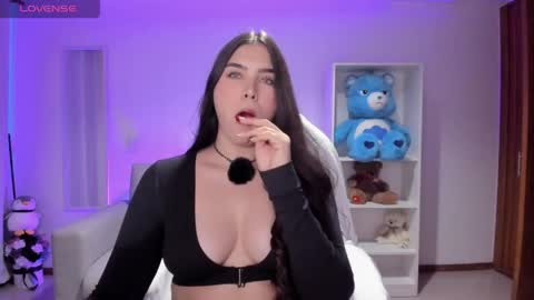 Snapshot of _wtdreamgirl chatting on 06/04/26, 05:35 Luisa online show from 06/04/26, 05:35