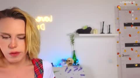 Snapshot of _yourfoxy_ chatting on 10/30/25, 02:18 LITTLE FOX online show from 10/30/25, 02:18