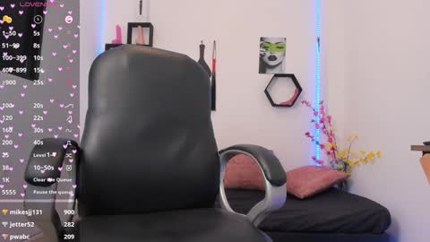 Snapshot of _zoewright chatting on 02/04/25, 05:31 Zoe online show from 02/04/25, 05:31