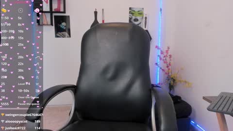 Snapshot of _zoewright chatting on 03/07/25, 12:15 Zoe online show from 03/07/25, 12:15