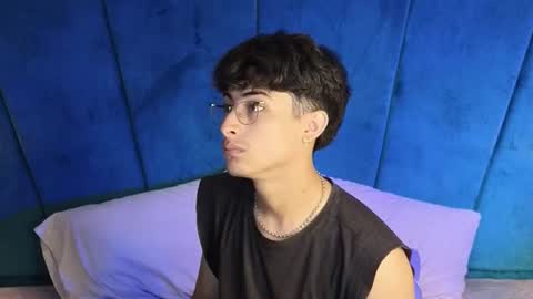 Aaron Ezequiel online show from 10/19/25, 08:42