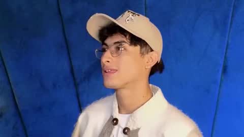 Aaron Ezequiel online show from 10/26/25, 08:48