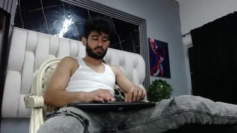 aaron_jones_1 online show from 04/25/26, 09:56