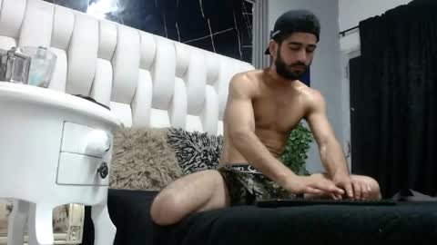 aaron_jones_1 online show from 04/27/26, 07:34