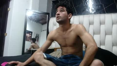 aaron_jones_1 online show from 05/01/26, 05:45