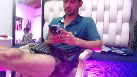 aaron_jones_1 online show from 05/01/26, 07:51