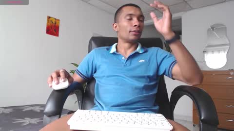 Heyy my name is Aaron online show from 11/30/25, 02:43