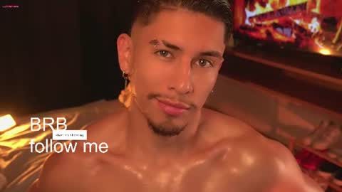 Snapshot of aaronfox_ chatting on 06/19/26, 01:21 AARON online show from 06/19/26, 01:21