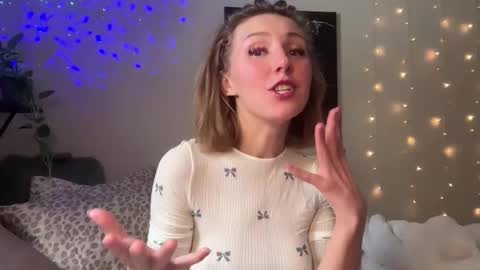 Snapshot of abbienextdoor chatting on 12/18/25, 03:18 Abbie online show from 12/18/25, 03:18