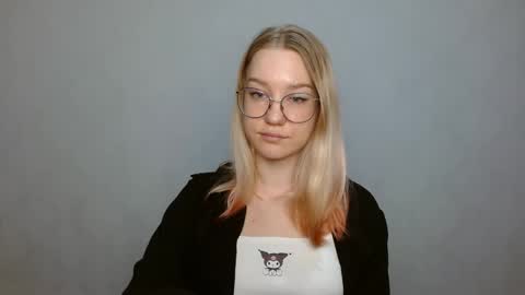 Snapshot of abbymoore__ chatting on 01/21/25, 01:22 Abby Lovense is active online show from 01/21/25, 01:22