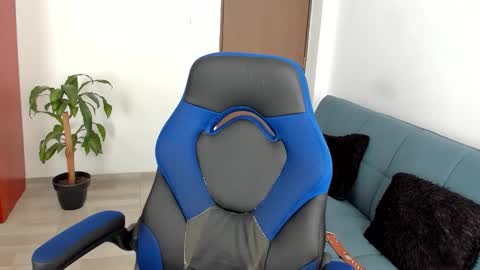 Independence model AbelAsburgo online show from 11/17/25, 12:55