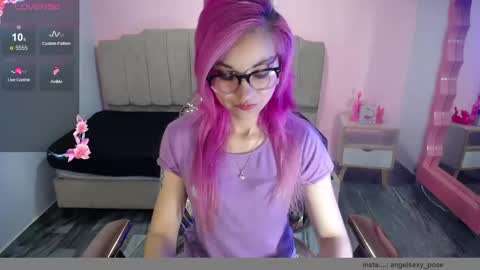 abril_ch_ online show from 10/16/25, 10:49