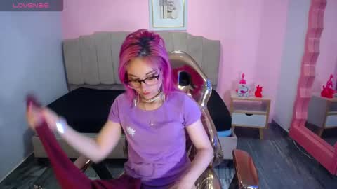 abril_ch_ online show from 10/20/25, 10:38