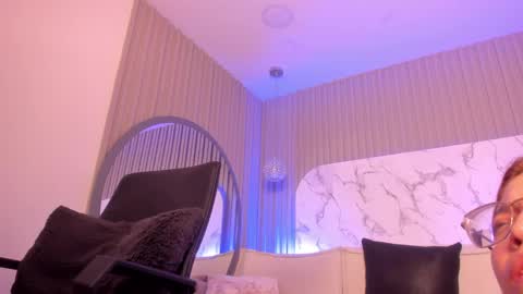 Snapshot of abrilbloom_ chatting on 05/16/26, 05:15 abril online show from 05/16/26, 05:15