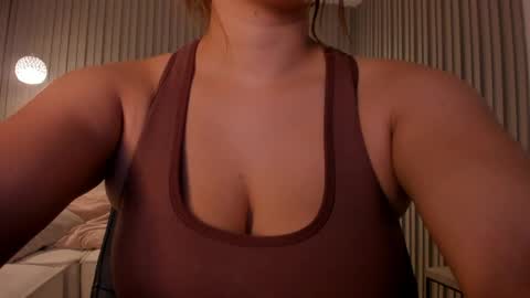 Snapshot of abrilbloom_ chatting on 05/19/26, 03:02 abril online show from 05/19/26, 03:02