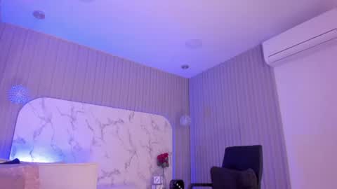 Snapshot of abrilbloom_ chatting on 06/14/26, 02:30 abril online show from 06/14/26, 02:30