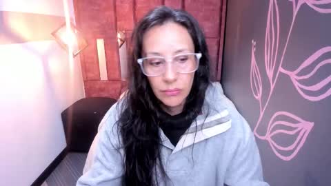 Snapshot of abrillee1 chatting on 11/07/25, 12:05 ABRIL online show from 11/07/25, 12:05