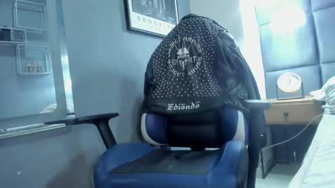 Snapshot of acidmilo chatting on 12/21/24, 04:03 Acid Milo online show from 12/21/24, 04:03