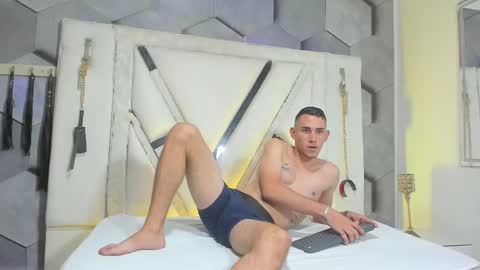 adammendoza34 online show from 10/04/25, 02:42