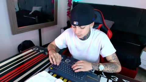 AdamsWalkerr  online show from 04/25/26, 02:14