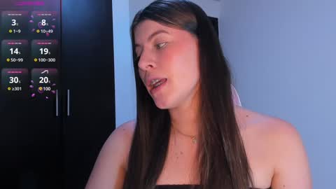 Snapshot of adela_parker chatting on 01/07/25, 08:42 Adela Parker online show from 01/07/25, 08:42