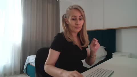 Snapshot of adellynrose chatting on 06/14/26, 04:31 Adellyn online show from 06/14/26, 04:31