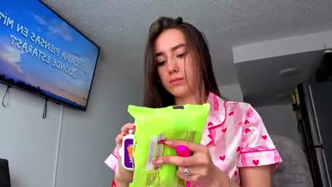 Snapshot of adhara_kitten chatting on 06/29/26, 02:17 Adhara online show from 06/29/26, 02:17