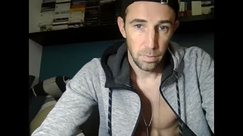 Snapshot of adibou13 chatting on 02/10/25, 01:33 adibou13 online show from 02/10/25, 01:33