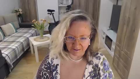 Snapshot of adrena_ chatting on 03/09/25, 03:38 Cryna online show from 03/09/25, 03:38