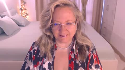 Snapshot of adrena_ chatting on 10/12/25, 10:25 Cryna online show from 10/12/25, 10:25