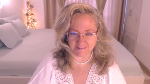 Snapshot of adrena_ chatting on 10/19/25, 10:05 Cryna online show from 10/19/25, 10:05