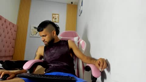 Snapshot of adri_sexboy229 chatting on 09/25/25, 02:04 adri_sexboy229 online show from 09/25/25, 02:04