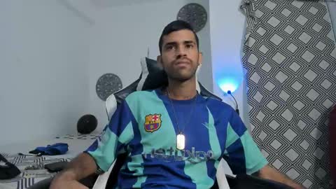 Snapshot of adri_sexboy229 chatting on 10/17/25, 07:11 adri_sexboy229 online show from 10/17/25, 07:11