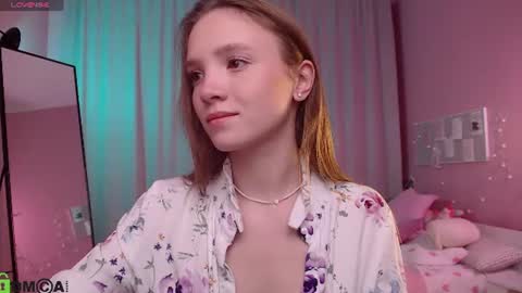 Snapshot of adria_arjona chatting on 07/17/26, 01:12 Eva online show from 07/17/26, 01:12