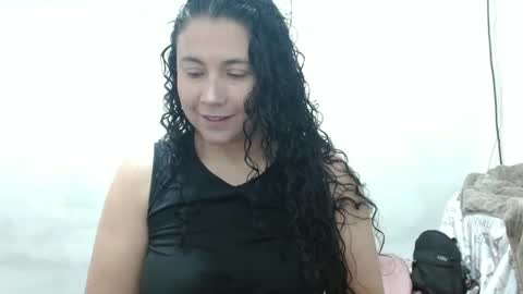 Snapshot of adrianatellez chatting on 09/16/25, 02:51 Adriana Tellez online show from 09/16/25, 02:51