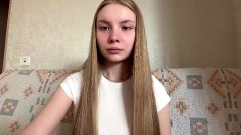 Snapshot of adriannemuldowney chatting on 08/08/26, 06:48 Caroline online show from 08/08/26, 06:48