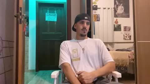 Snapshot of aelucius chatting on 09/17/25, 04:36 Luci online show from 09/17/25, 04:36