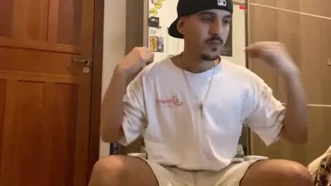 Snapshot of aelucius chatting on 10/21/25, 02:12 Luci online show from 10/21/25, 02:12