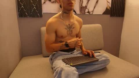 Snapshot of aethon_noir chatting on 11/08/25, 02:06 AETHON online show from 11/08/25, 02:06