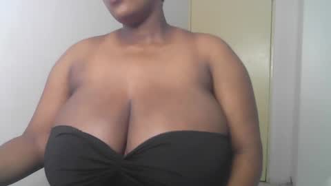 Snapshot of africanbusty chatting on 12/14/24, 03:36 ONLYFAN-Africanbusty online show from 12/14/24, 03:36