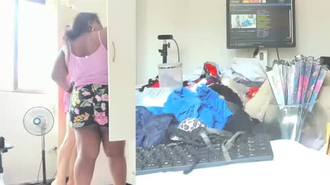 Snapshot of afroditacute16 chatting on 12/15/24, 04:59 afroditacute16 online show from 12/15/24, 04:59