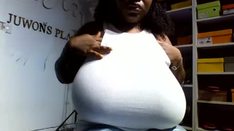 Snapshot of afroprincessx chatting on 07/06/26, 10:01 afroprincessx online show from 07/06/26, 10:01